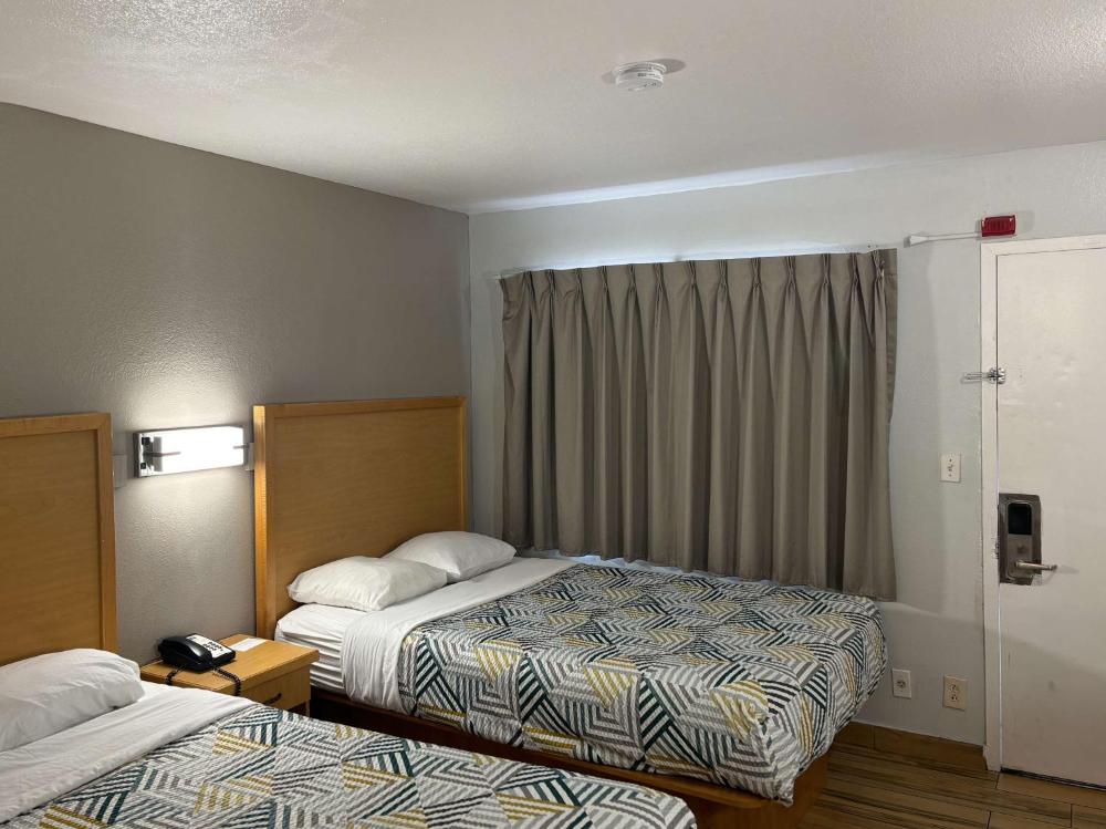 Queen Room with Two Queen Beds - Smoking interior