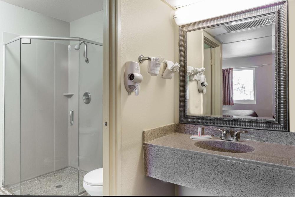 King Room with Roll-in Shower - Disability Access - Non-Smoking interior